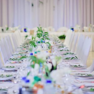 Dekoracja stołów dla gości na sali weselnej